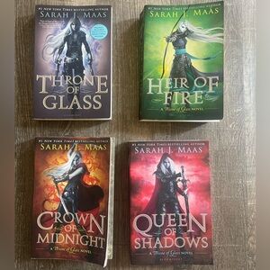 Throne of Glass Original Covers. Lot of 4 books. Sarah J Maas